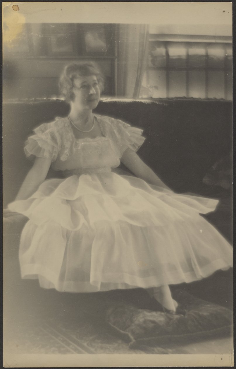 [Donna con un abito di chiffon seduta su un divano] da Louis Fleckenstein