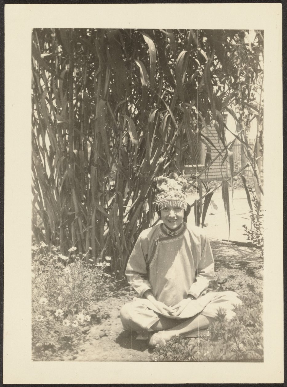 [Donna in costume seduta in giardino] da Louis Fleckenstein