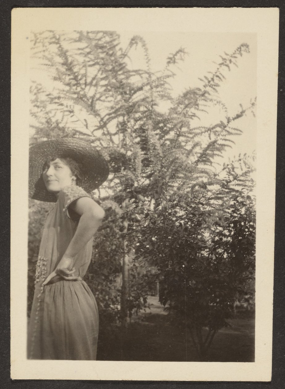 [Donna con cappello in piedi nel frutteto] da Louis Fleckenstein