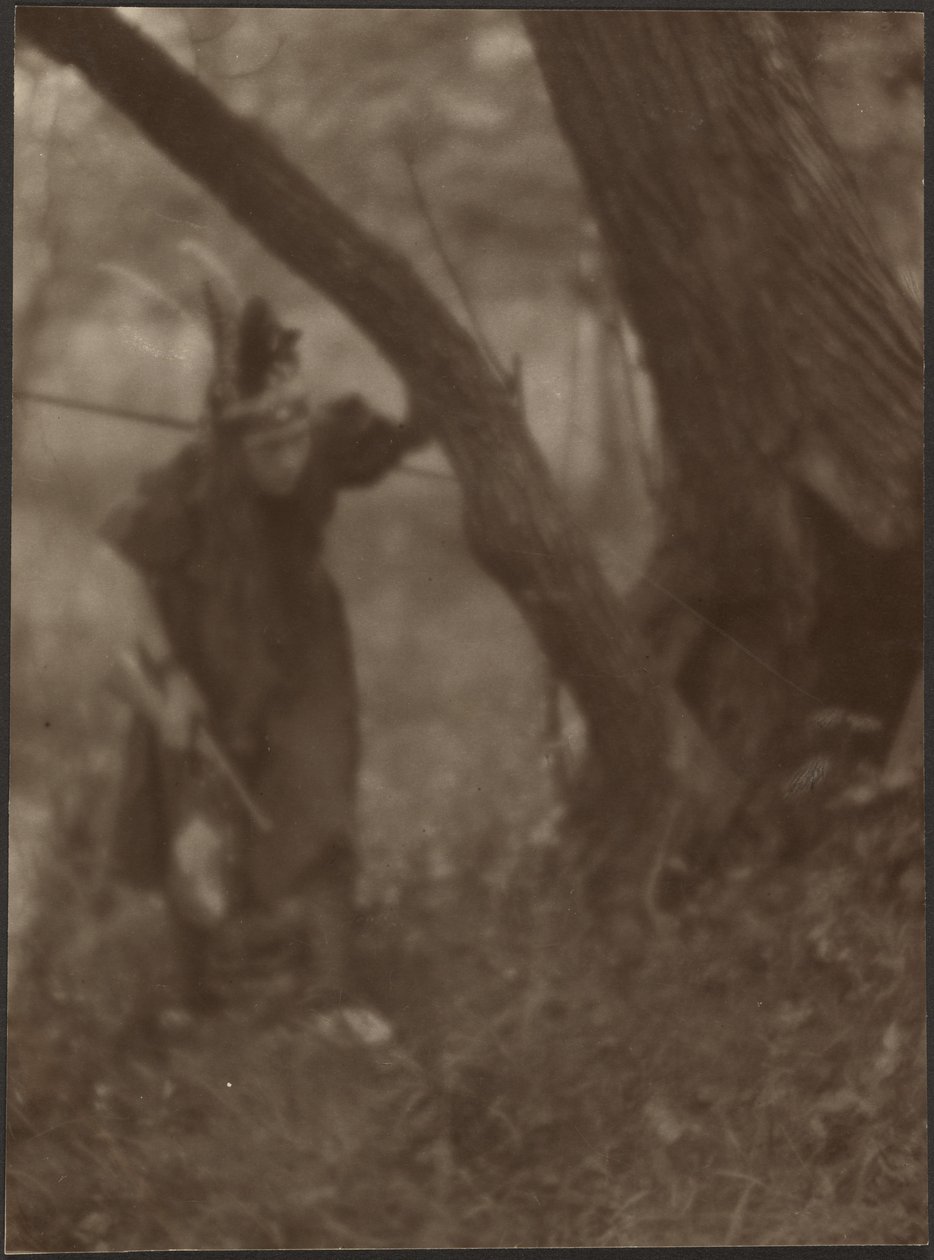 [Donna con copricapo dietro un albero] da Louis Fleckenstein