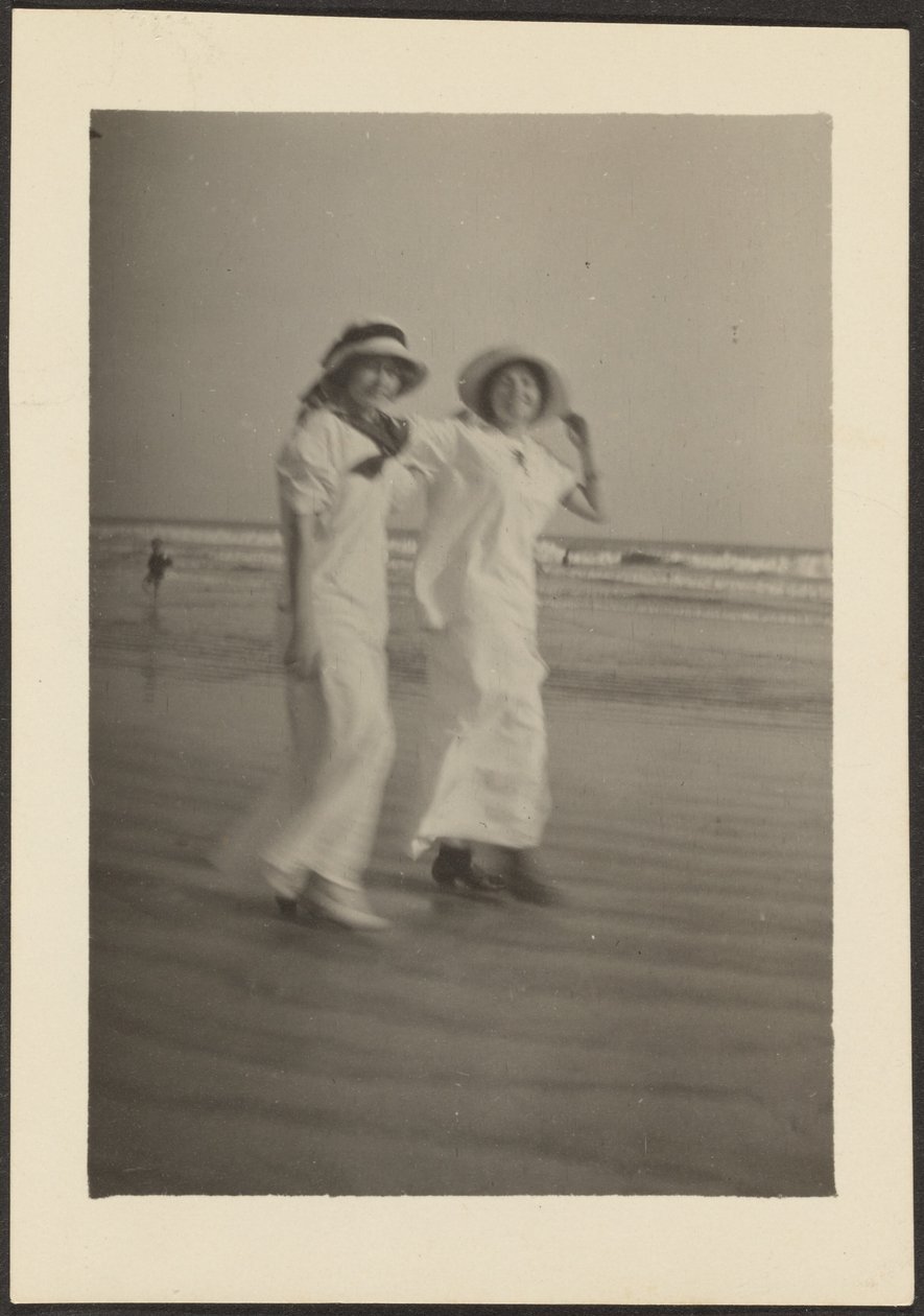 [Donna in abiti bianchi sulla spiaggia] da Louis Fleckenstein