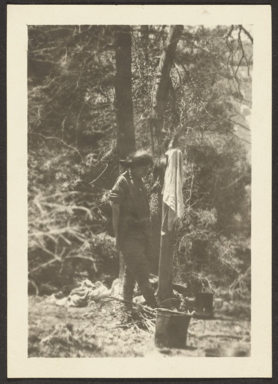 [Donna con secchi nel bosco] da Louis Fleckenstein
