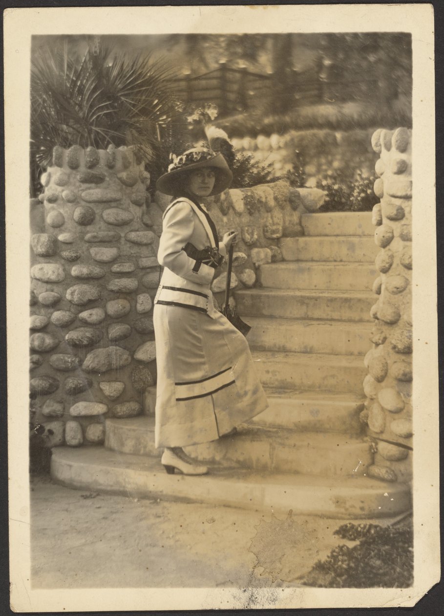 [Donna con macchina fotografica sui gradini] da Louis Fleckenstein