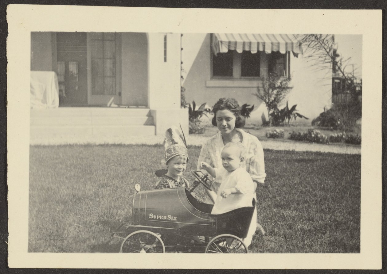 [Donna con bambini in auto giocattolo] da Louis Fleckenstein
