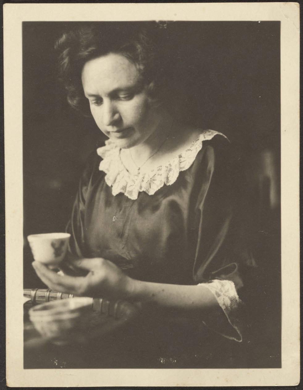 Donna con tazza da tè da Louis Fleckenstein