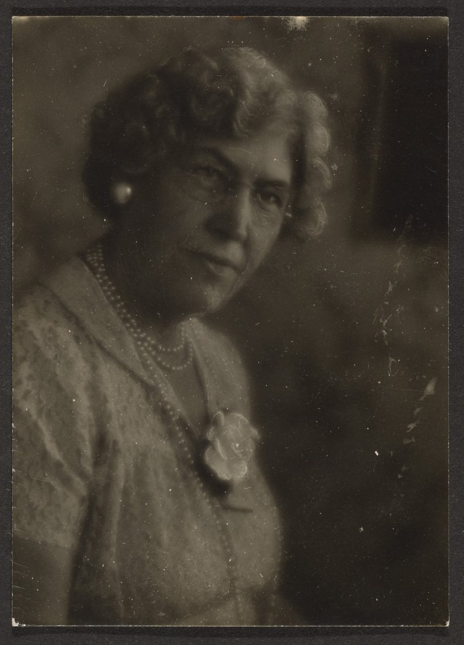 [Donna con fiore bianco e perle] da Louis Fleckenstein