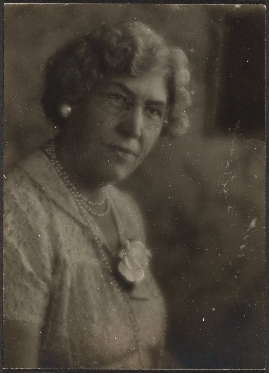 Donna con fiore bianco e perle da Louis Fleckenstein