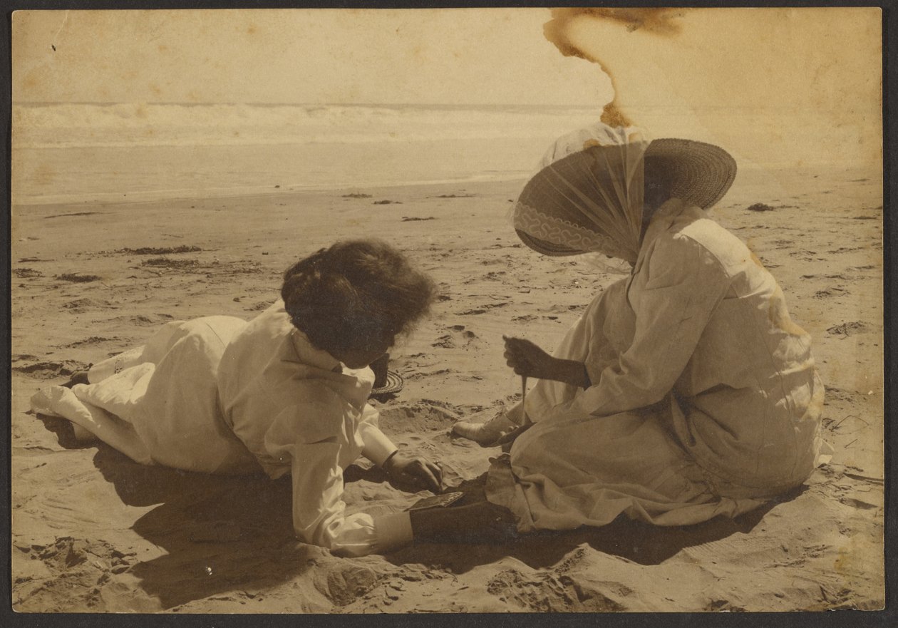 [Donne che si rilassano sulla spiaggia] da Louis Fleckenstein
