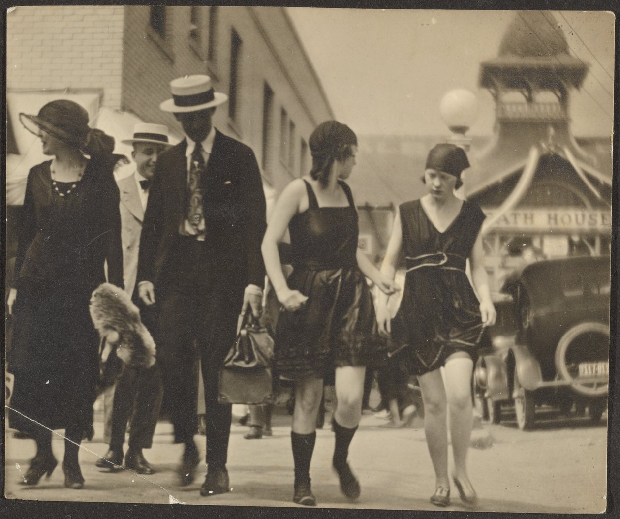 [Donne in costume per strada] da Louis Fleckenstein