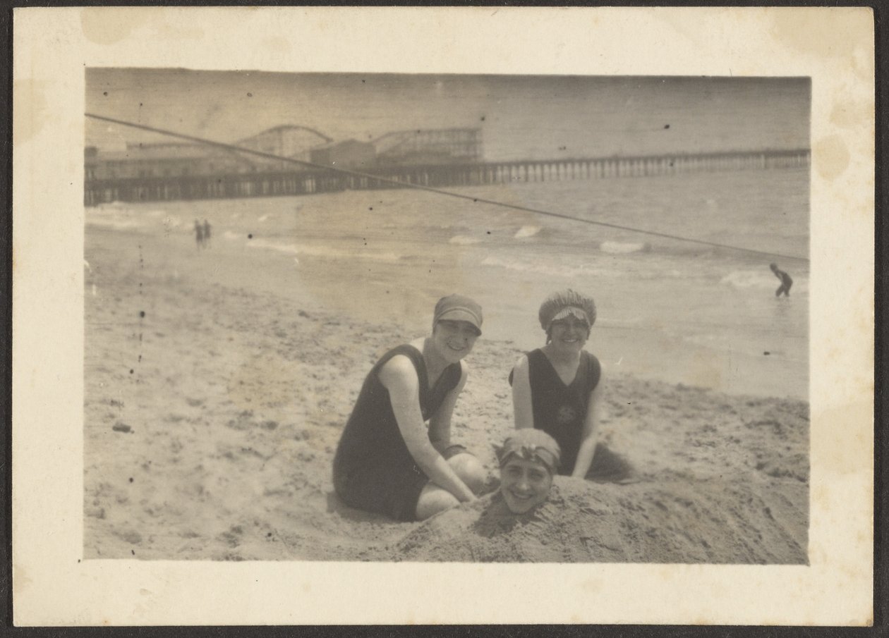 [Donne sulla spiaggia che seppelliscono un