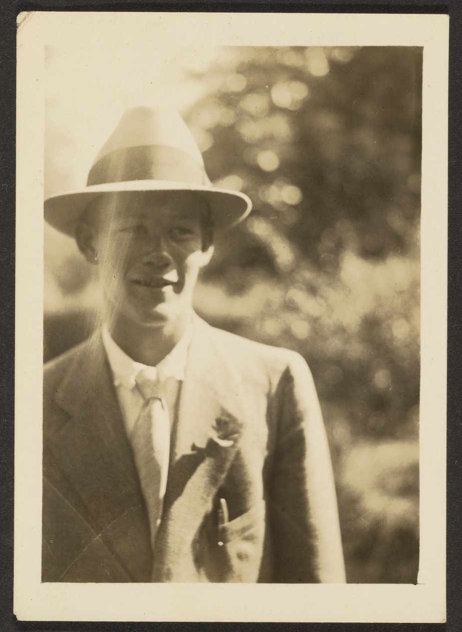 [Giovane con il cappello fedora] da Louis Fleckenstein