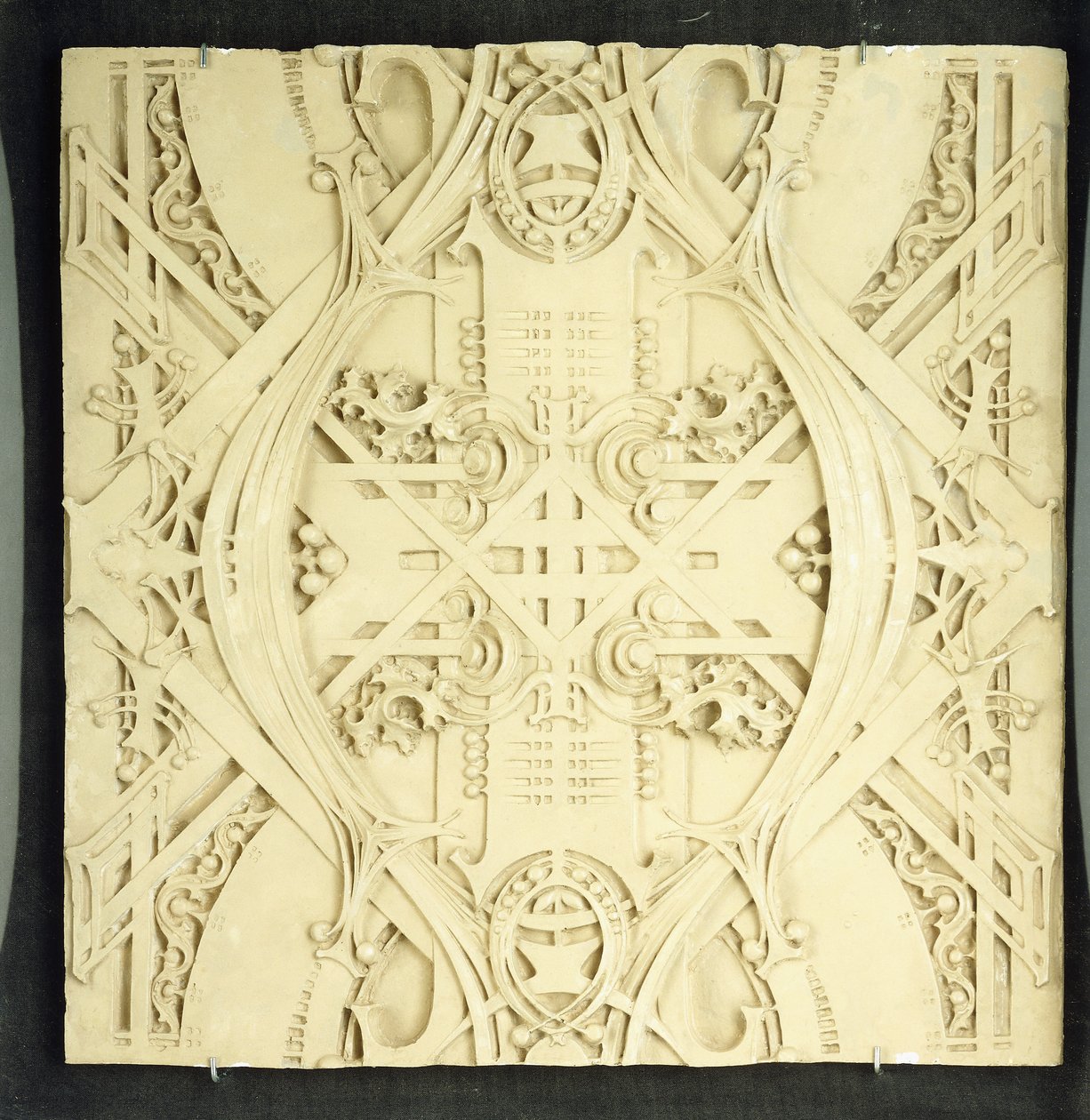 Frammento di soffitto, decorato con elaborati volute e motivi fogliati, 1906-1908 da Louis Sullivan