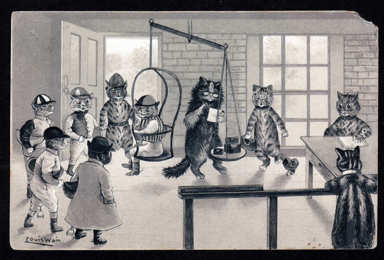 Nous profitons du beau temps. Animali in postura umana. Gatto in fantino che si pesa su una bilancia. Cartolina. Cromolitografia di Louis Wain (1860-1939), artista inglese noto per la sua rappresentazione di gatti dagli occhi grandi. Inizio del 20° secolo. da Louis Wain