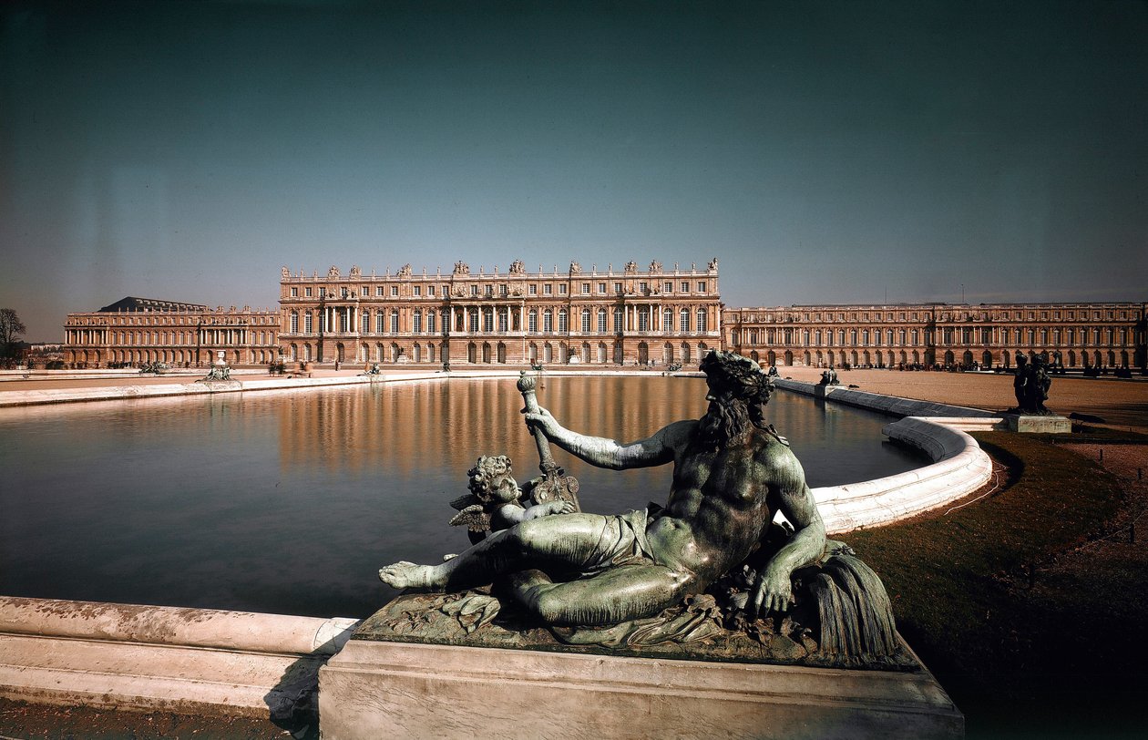 Vista della facciata e delle fontane del parco del castello di Versailles. Creato dagli architetti Louis Le Vau (1612-1670) e Jules Hardouin Mansart (1646-1708) 1668-1684 Castelli di Versailles e Trianon, Versailles da Louis and Mansart Jules H.  Le Vau