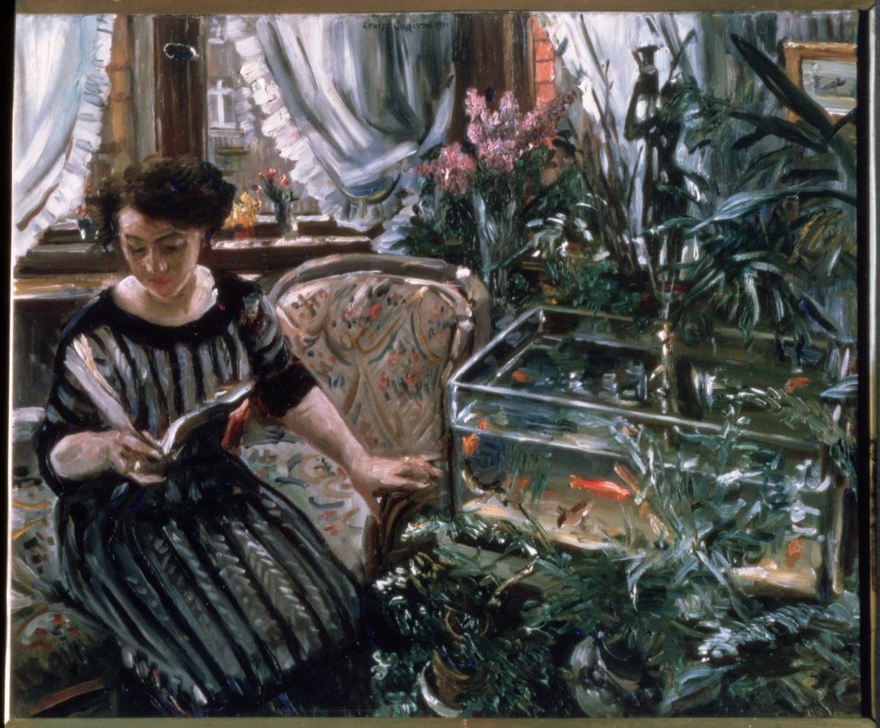 Una donna che legge vicino a un acquario da Lovis Corinth