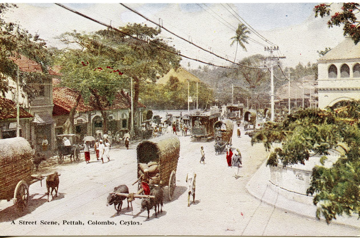Scena di strada, Pettah, Colombo, Ceylon, c.1900-20 (fotografia colorata a mano) da Ltd. Ceylon Plâté