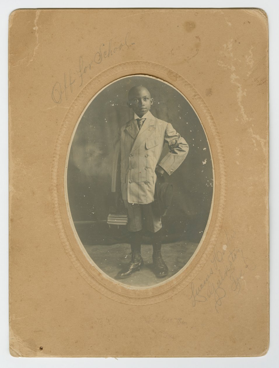 Fotografia di Lucius Harper Jr. che va a scuola, ca. 1910 da Lucius Harper