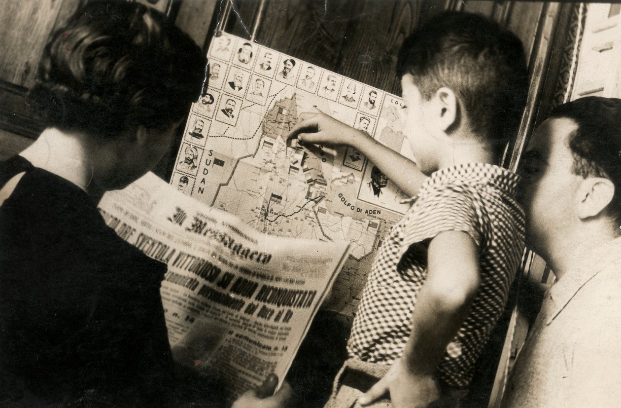 Una donna legge la prima pagina del Messaggero con il titolo "Il Tricolore sventola vittorioso di Adwa riconquistata". da Luigi Leoni