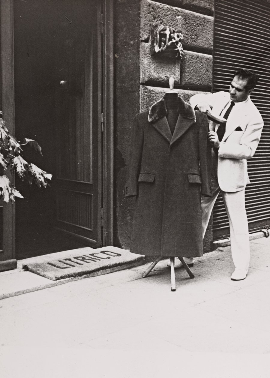 Angelo Litrico, stilista di Nikita Kruscev e di John F. Kennedy, Juan Perón, Tito, Dwight D. Eisenhower, fuori dal suo negozio a Roma da Luigi Leoni