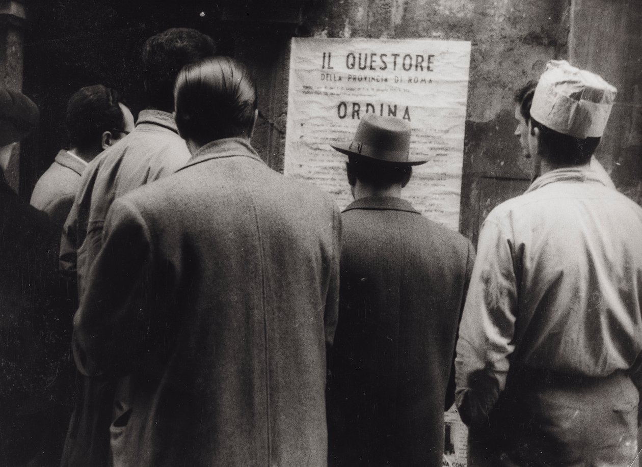 Gruppo di persone che leggono un manifesto su ordine del sovrintendente per l