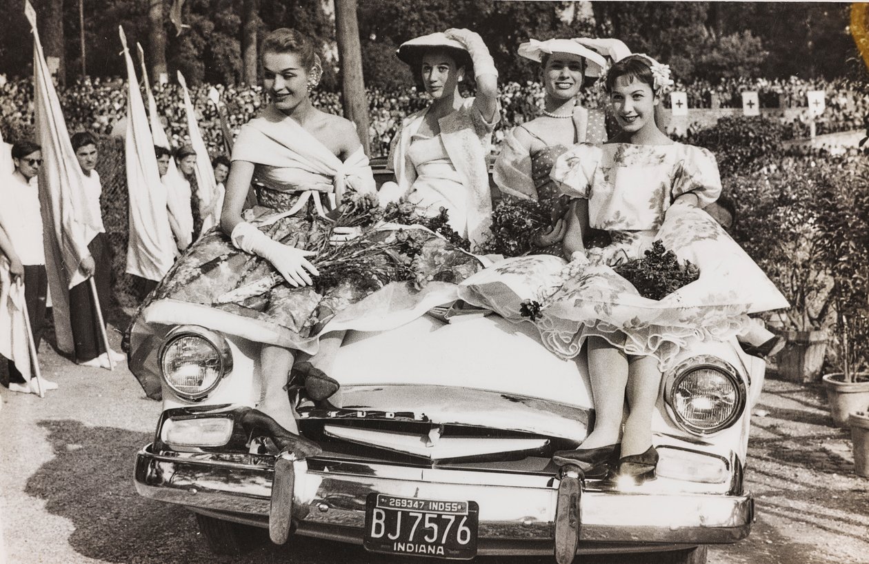 Mannequins posing on a car in the Piazza di Siena in Villa Borghese, Rome da Luigi Leoni