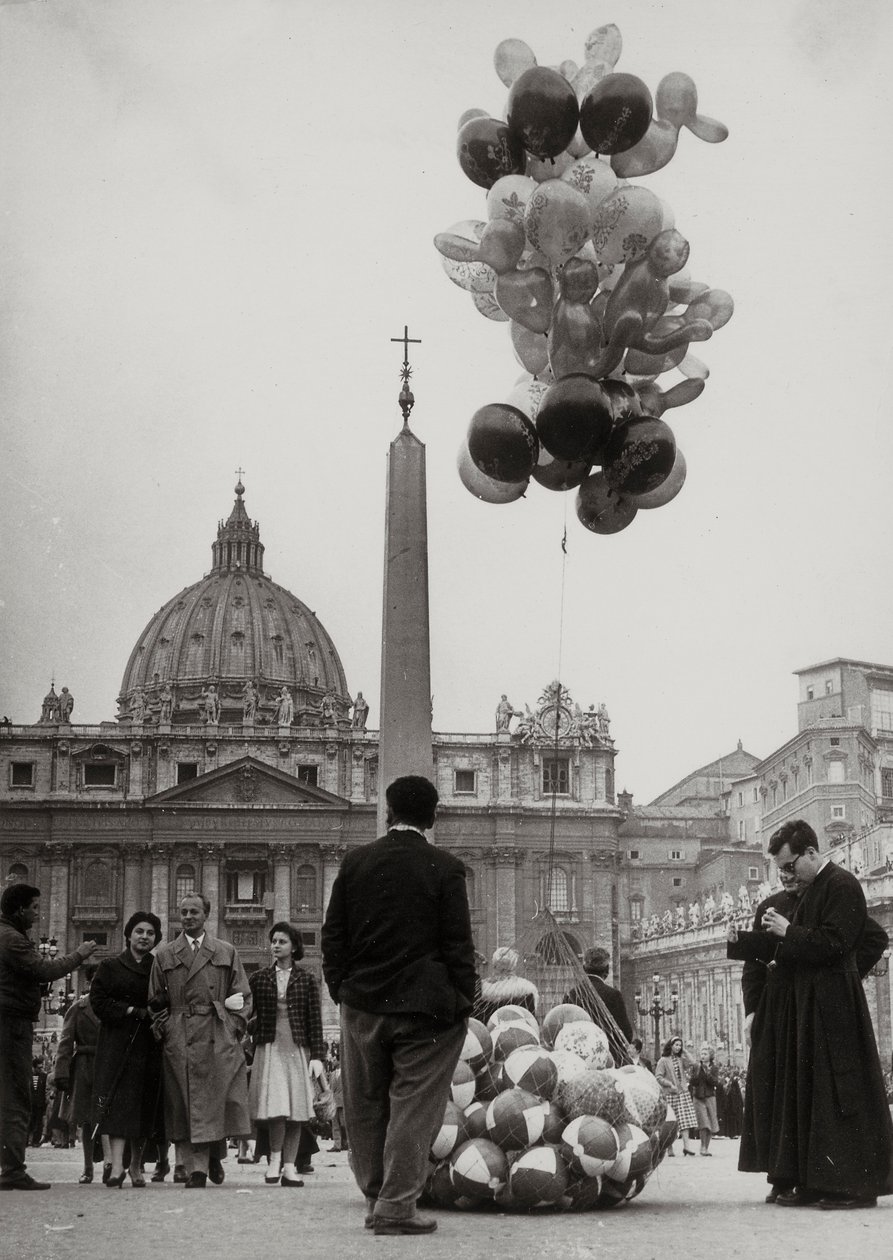 Vendita di palloncini davanti alla Basilica di San Pietro in Vaticano da Luigi Leoni