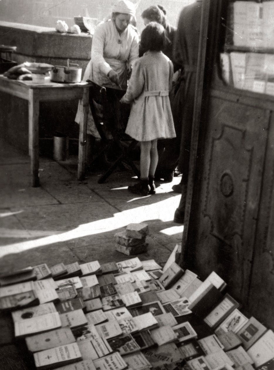 Vendita di libri per strada da Luigi Leoni