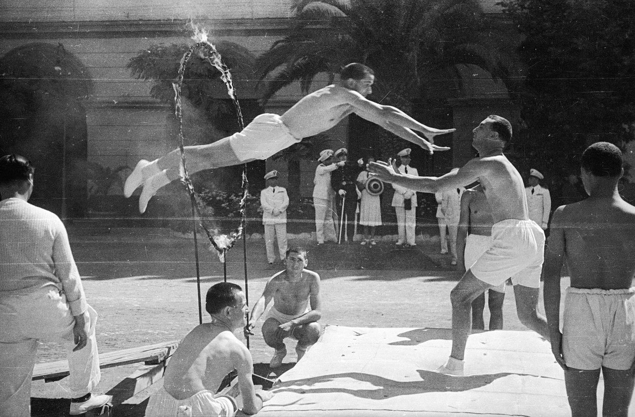 Manifestazione sportiva CONI: Achille Starace (presidente del CONI dal 1933 al 1939) aiuta le giovani atlete in ginnastica a mostrare il fascismo. da Luigi Leoni