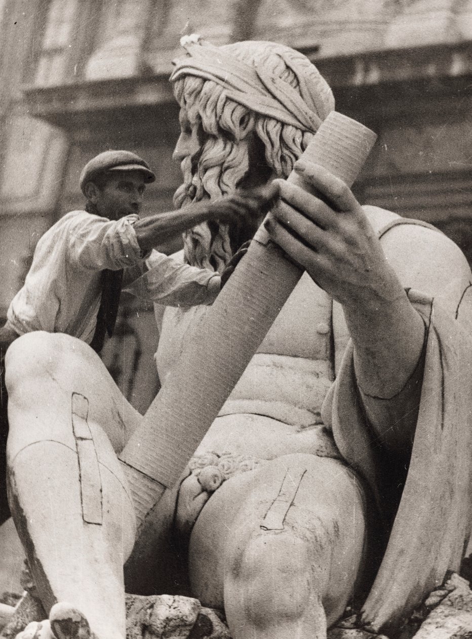 Operaio alla scultura del Gange nella Fontana dei Quattro Fiumi in Piazza Navona a Roma da Luigi Leoni