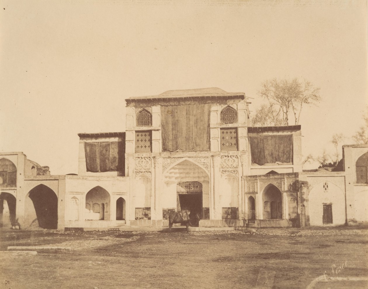 [La Sublime Porta, Teheran, Iran], 1840-60 da Luigi Pesce