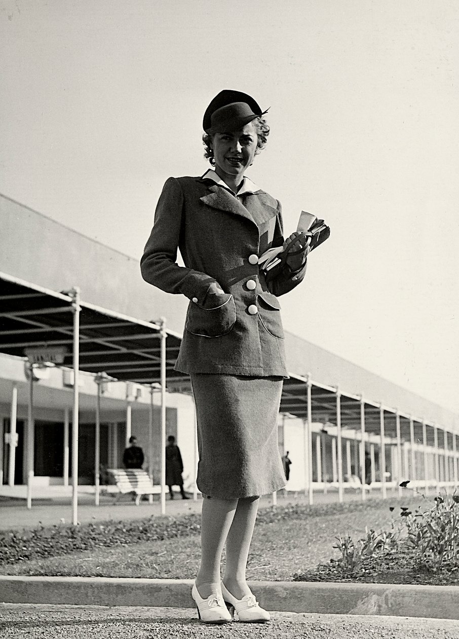 Modella in un completo creato dalla casa di moda "Graldi". Un cappello rigido completa l