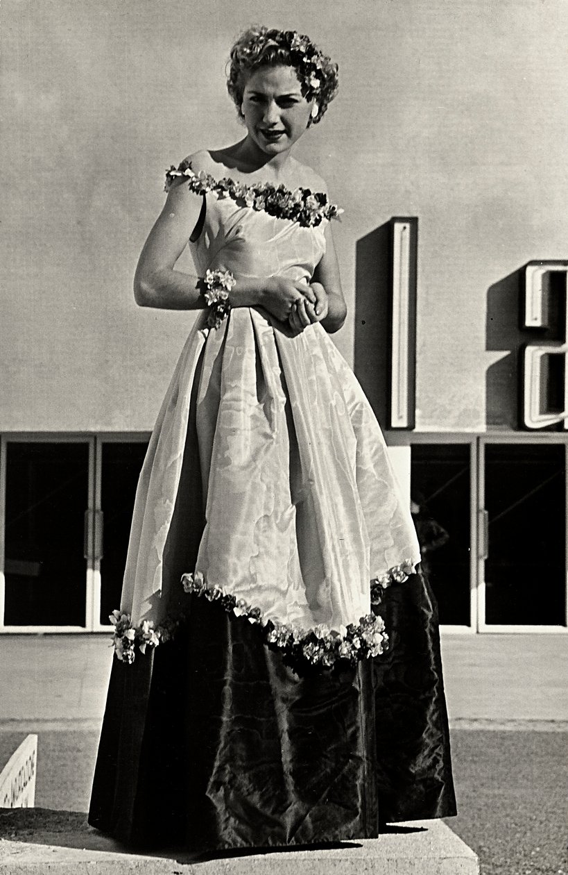 Modella in abito da ballo creato dalla casa di moda "Graldi". L