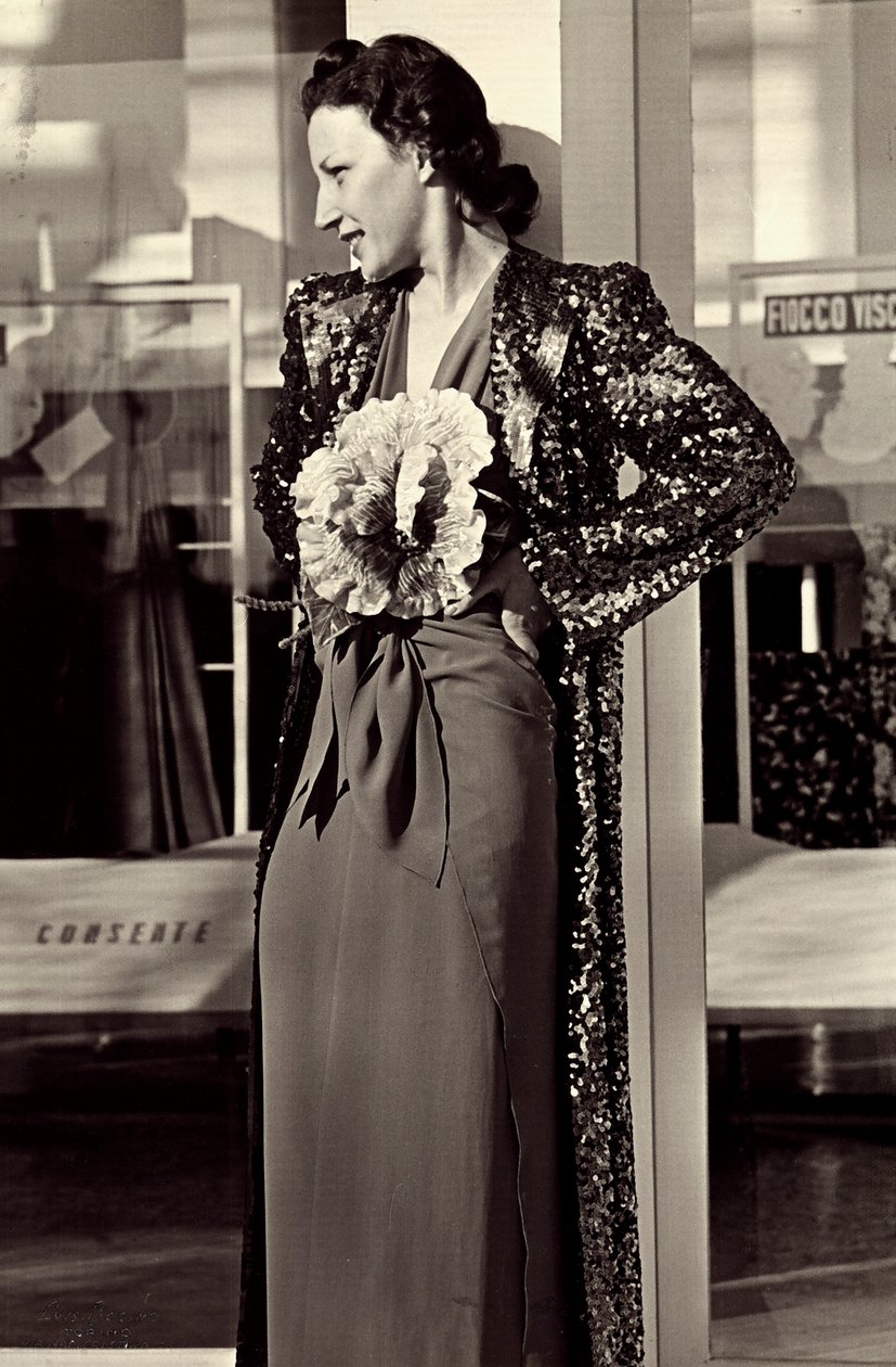 Modella in abito da sera creato dalla casa di moda italiana "Dragoni" da Luis Bogino