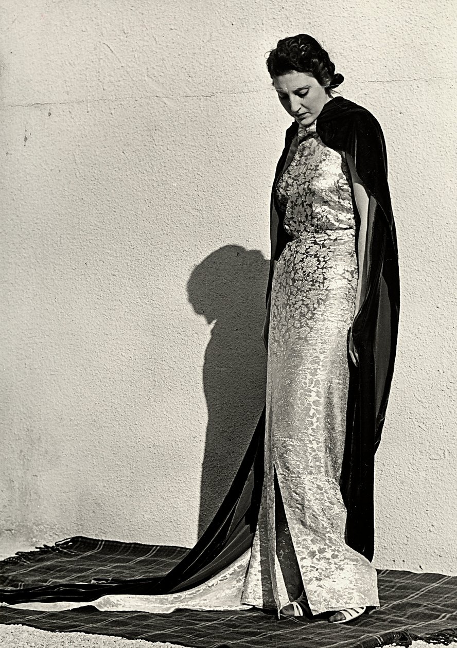 Modella in abito da sera creato dalla casa di moda italiana "Dragoni" da Luis Bogino
