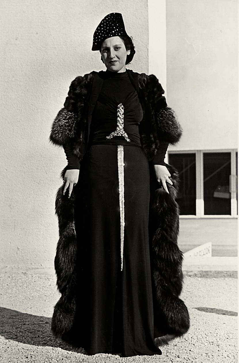 Modella in abito da sera creato dalla casa di moda italiana "Dragoni" da Luis Bogino