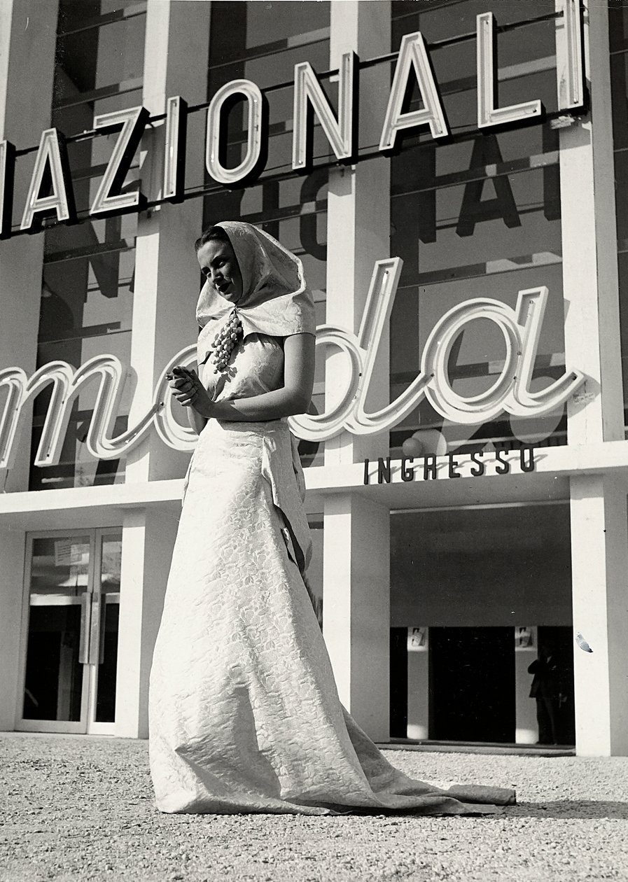 Modella in abito da sposa creato dalla casa di moda "Lamma" da Luis Bogino