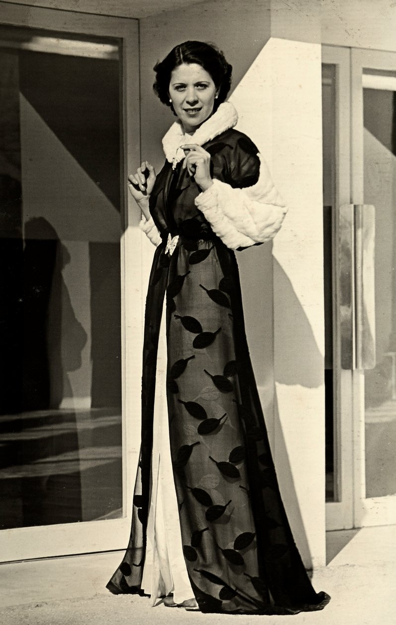 Modella in abito da sera creato dalla casa di moda italiana "Bernasconi" da Luis Bogino