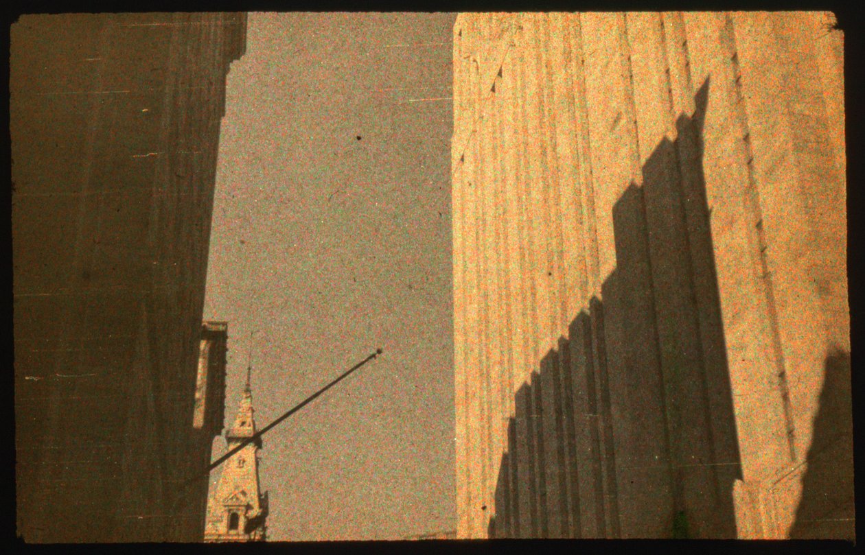 Fotografia a colori di edifici della città con Autochrome Lumière e una fotocamera 35mm da Luis Marden