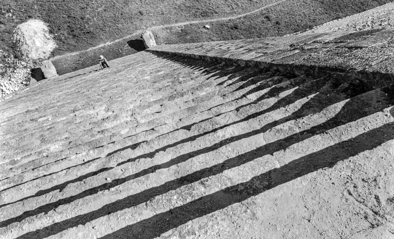 Gradini che salgono alla rovina monumentale Maya, piramide di Chichen Itza, 1936 da Luis Marden
