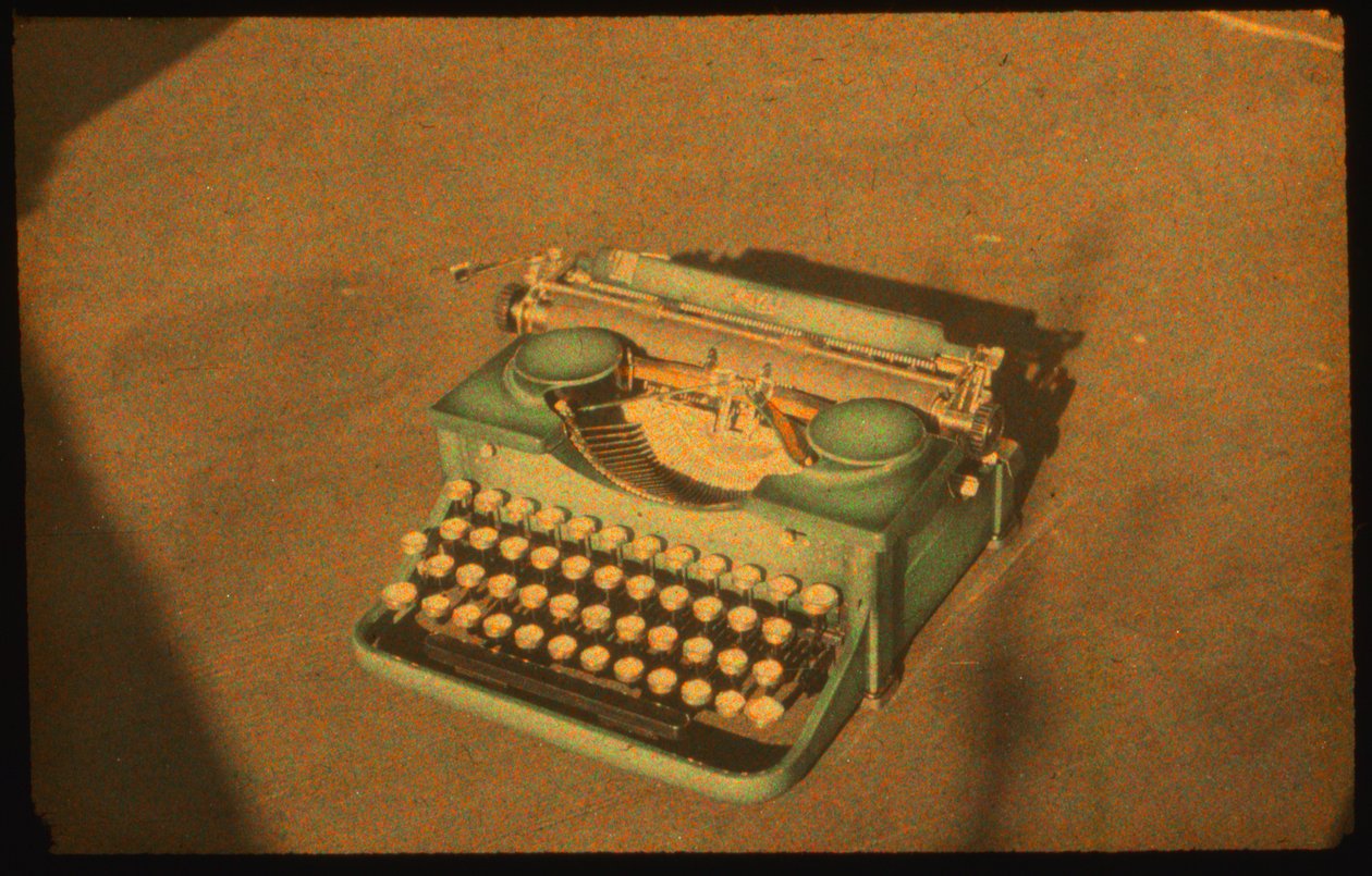 Natura morta, fotografia a colori di una macchina da scrivere scattata con Autochrome Lumière e una fotocamera 35mm da Luis Marden