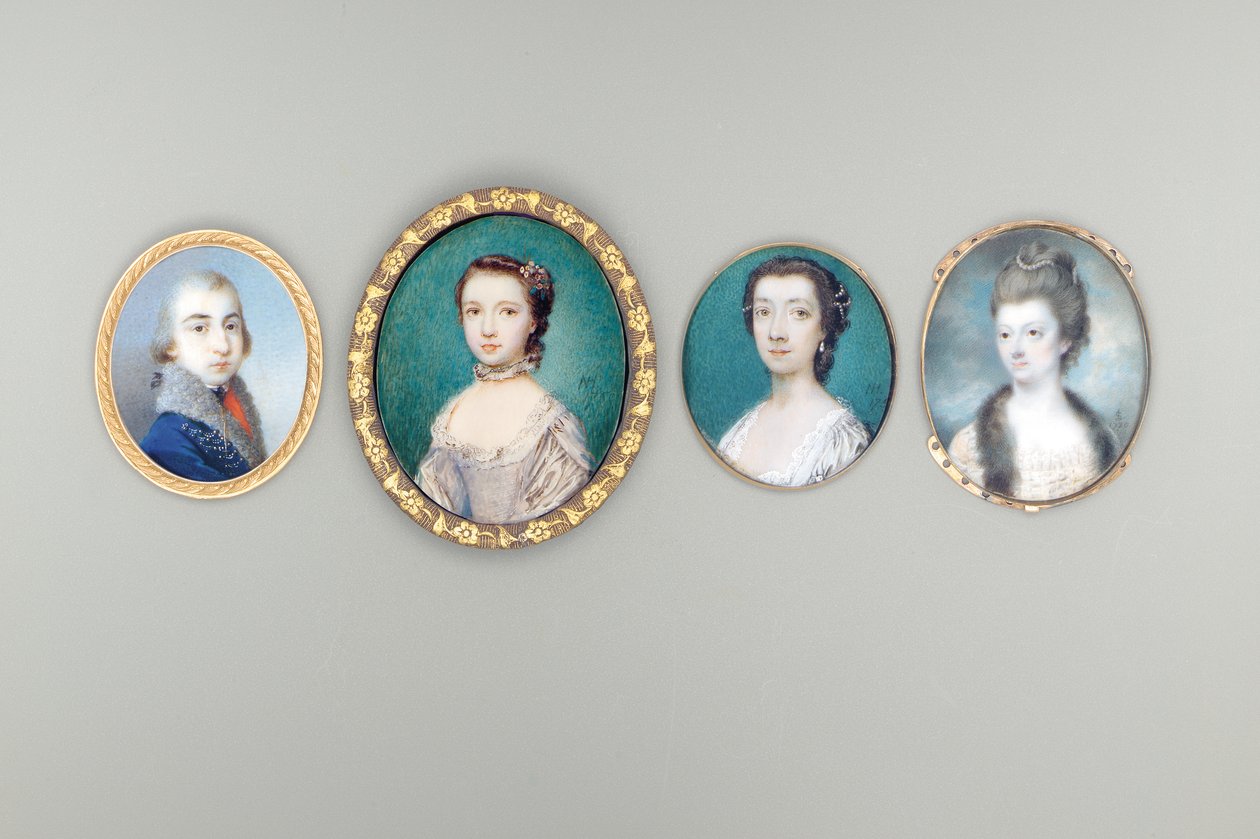 Signora Arabella Walker-Heneage, nata Cope (m. c. 1818), in abito crema con bordo di pizzo e mantello bordato di pelliccia, perle intrecciate nei capelli raccolti e ricci, sfondo di cielo e nuvole da Luke Sullivan