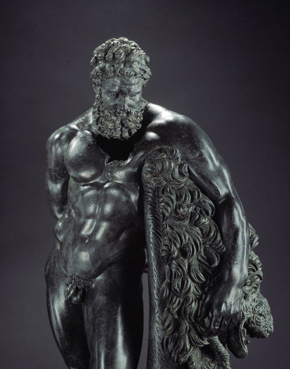 Arte greca: Eracle a riposo (dettaglio). Scultura in bronzo di Lisippo di Sicione. Dal Santuario di Ercole Curino, Sulmona. Museo Nazionale Archeologico, Chieti, Italia da Lysippos (attributed to)