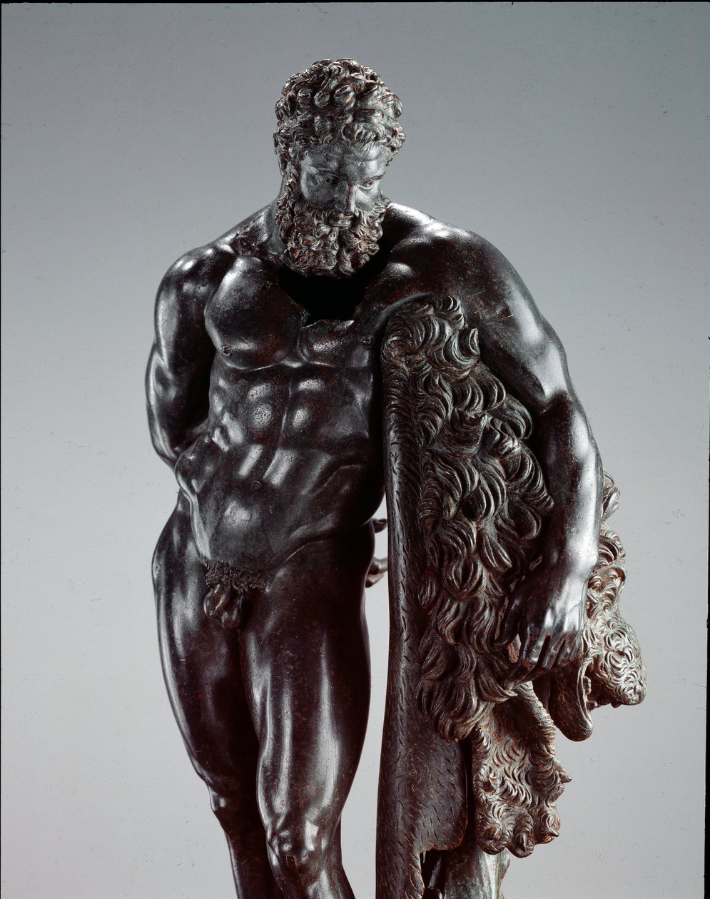 Arte greca: Eracle a riposo (dettaglio). Scultura in bronzo di Lisippo di Sicione. Dal Santuario di Ercole Curino, Sulmona. Museo Nazionale Archeologico, Chieti, Italia da Lysippos (attributed to)
