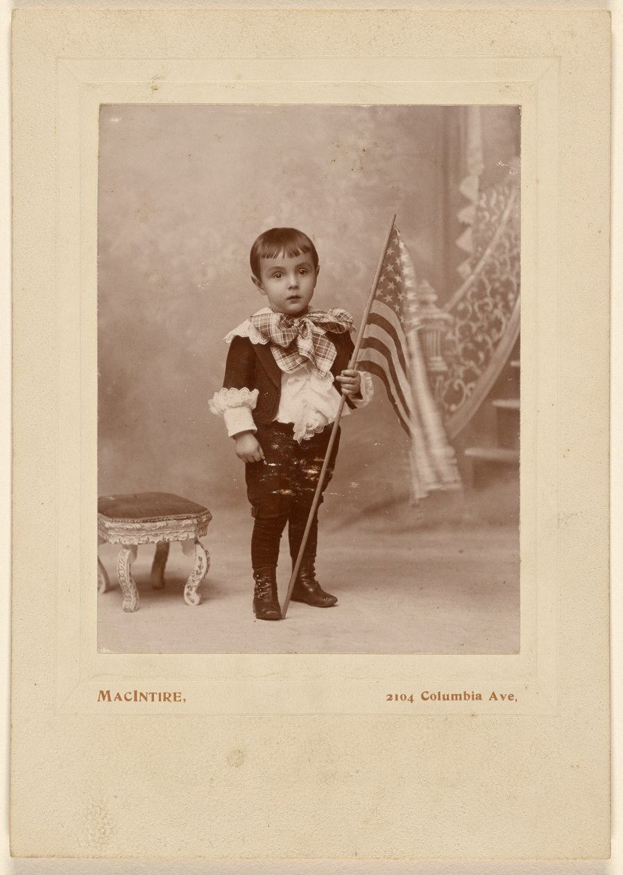 [Ragazzo in piedi, con in mano una bandiera americana] da MacIntire