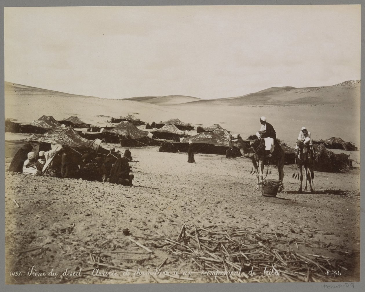 Accampamento con tende e cammelli nel deserto (probabilmente) dell
