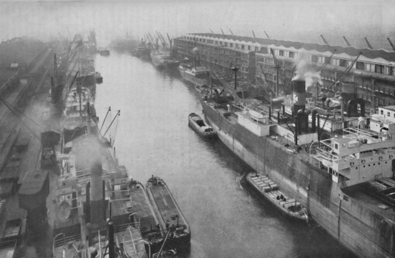 Un grande porto del nord, trentaquattro miglia dal mare eppure un porto, c1935 da Manchester Ship Canal Company