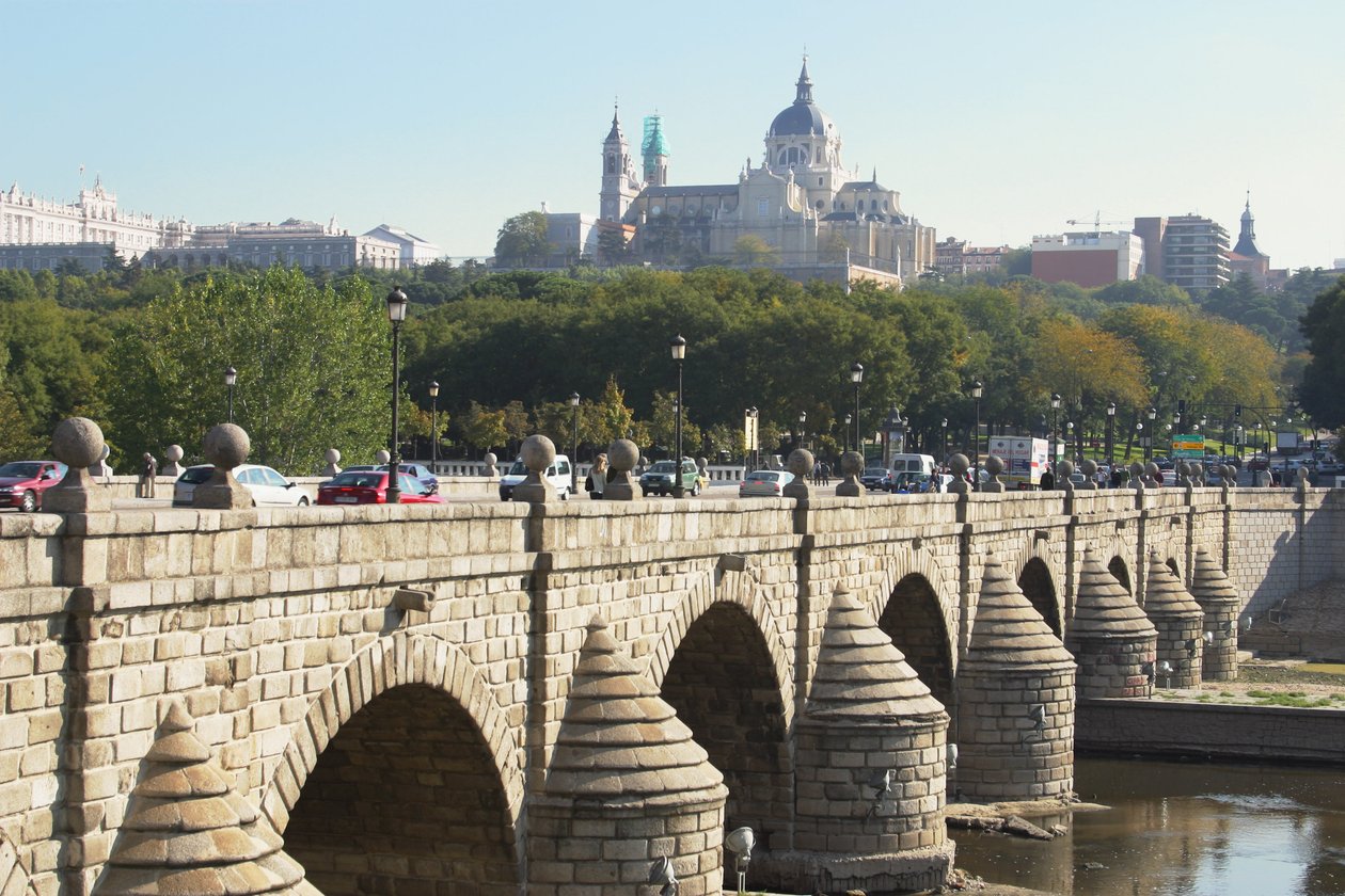 Puente de Segovia, originariamente costruito da Juan de Herrera (1530-97) e ricostruito nel 1682 da Manuel and Jose del Olmo