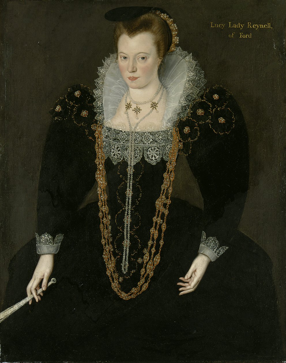 Ritratto di Lucy, Lady Reynell di Ford, a tre quarti, in un abito scuro con un colletto di pizzo bianco e collane d
