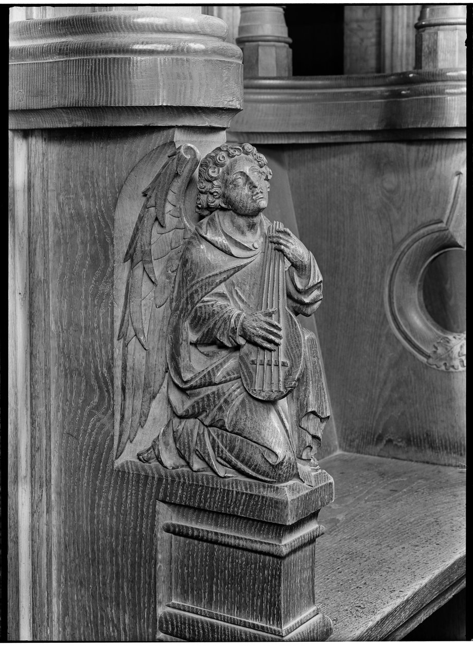 Particolare di una scultura in legno sullo stallo del coro dell