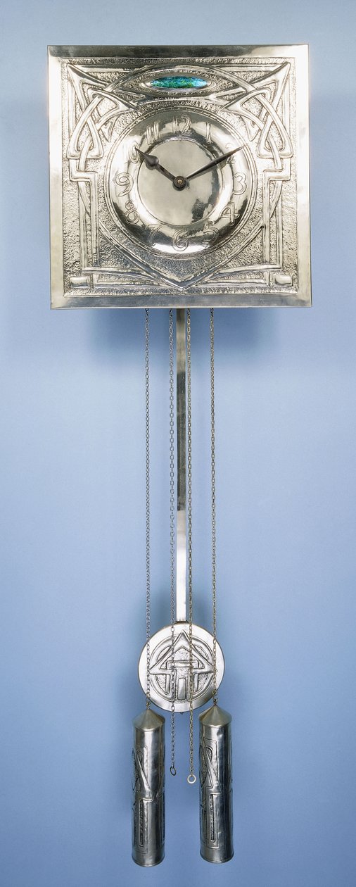 Orologio da parete di Margaret Gilmour (1860-1942), decorato in repoussé con disegni celtici intrecciati da Margaret Gilmour